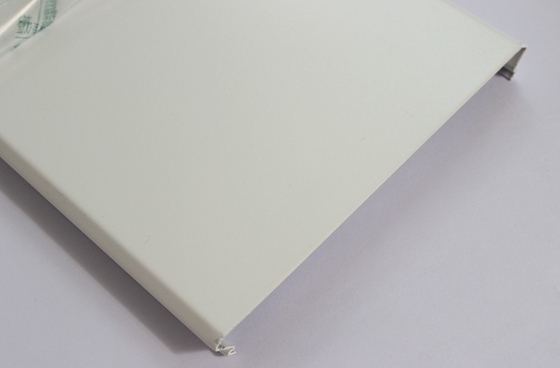 Witte van de het Aluminiumstrook van de Poederdeklaag C300 Opgeschorte van het het Plafondmetaal het Aluminiumcomité Besnoeiingsrand