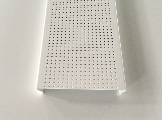 Micro - het geperforeerde C gestalte gegeven Plafond van de Aluminiumstrook, Akoestische Plafondcomités Verkeers witte Kleur