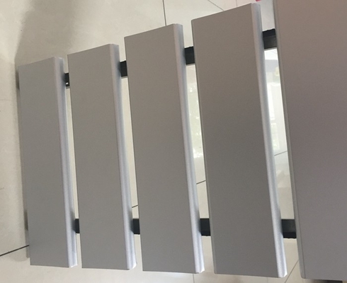 Aluminium/Gegalvaniseerd 84R Opgeschort Lineair Metaalplafond voor Binnenhuisarchitectuur