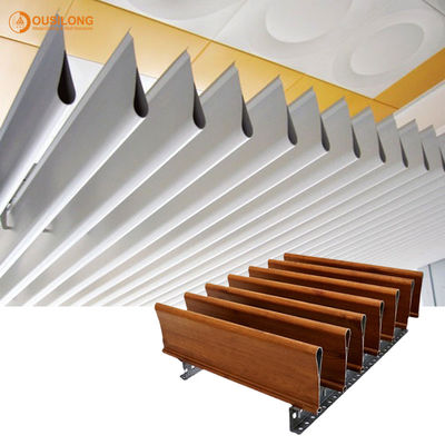 Het speciale van de het Profiel Houten Plank van het Ontwerpaluminium het Plafondcomité Aluminium dreef Opgeschort Metaalplafond uit