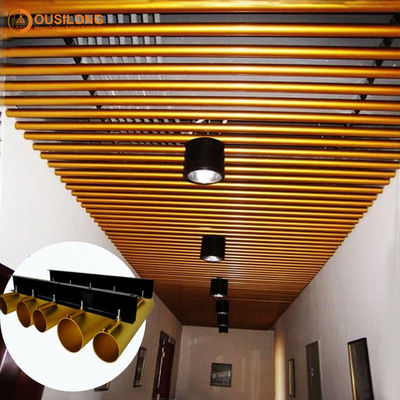Decoratief ophangend lineair metalen plafond bij het bouwen van aluminium ronde buis