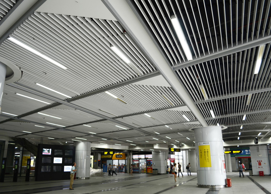 Van het het Aluminiumschot van het manier het Insteekblad Plafond J dat voor Metro gestalte wordt gegeven