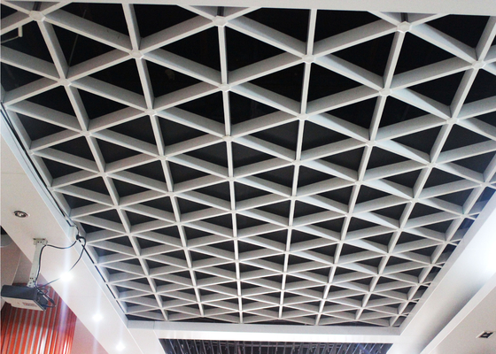 De uitgedreven Tegels van het Driehoeks Commerciële Plafond, Aluminium die Plafondnet opschorten