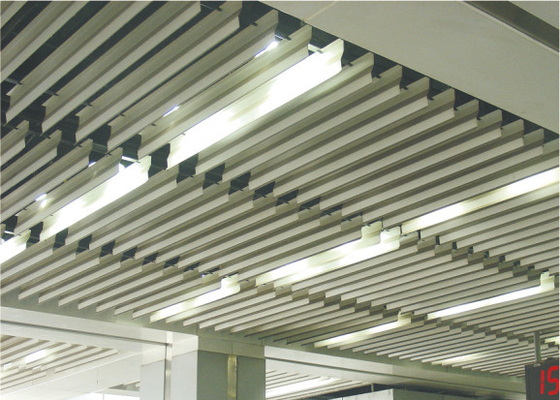 Het naar maat gemaakte Decoratieve Opgeschorte Witte Plafond van het Aluminiumschot, Architecturaal Vals Lineair Metaalplafond