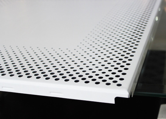 De witte Geperforeerde tegels van het Metaalplafond Tegular van Ponsengaten PA6012T