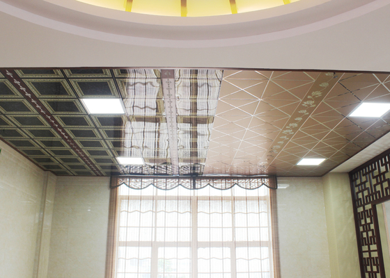 De binnentegels van het Decoratie Artistieke Plafond met Mooi Lilac Bloempatroon
