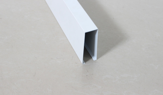 De Tegels Lineaire Daling van het aluminium U-vormige Commerciële Plafond onderaan Plafondtegels