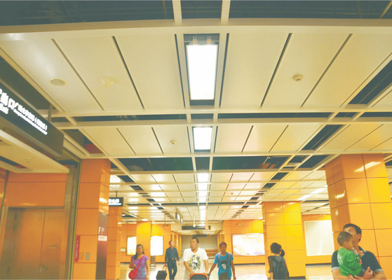 tegels K van het luchthavens de Expansieve Commerciële die Plafond met Akzo Nobel-poederdeklaag worden gevormd