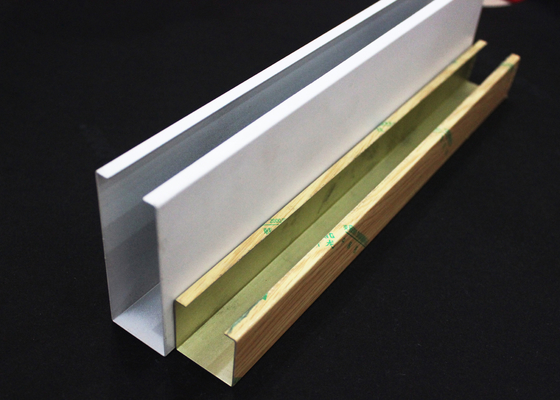 Commerciële Aluminium Lineaire Daling onderaan Plafondtegels U-vormig met 0.8mm Dikte