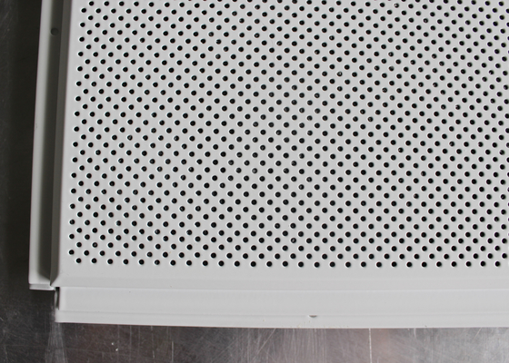 Het aluminium lag in het Akoestische die Blad van Plafondtegels met t-Netvierkant 600 wordt geïnstalleerd x 600